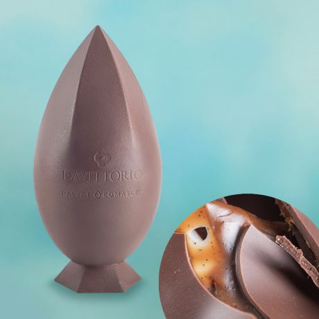 Uovo Iconico farcito al cioccolato al latte e caramello salato