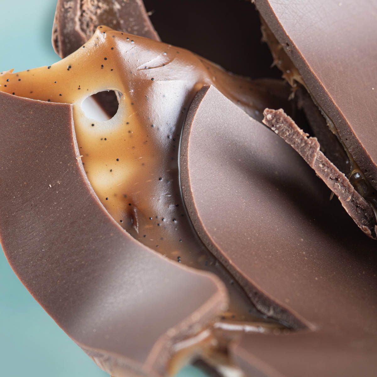 Uovo Iconico farcito al cioccolato al latte e caramello salato