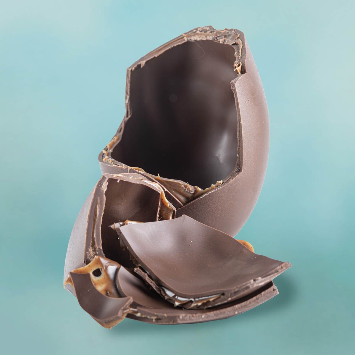 Uovo Iconico farcito al cioccolato al latte e caramello salato